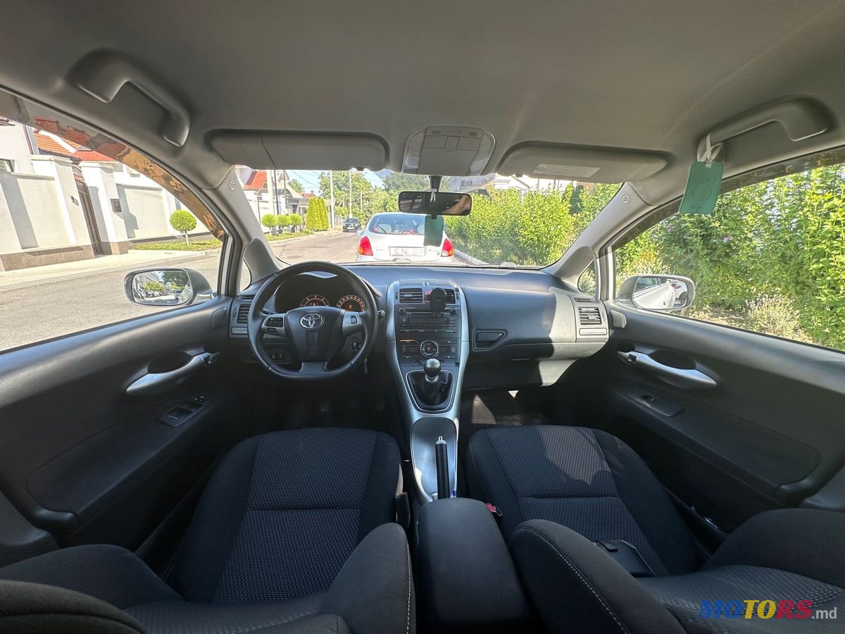 2011' Toyota Auris photo #4