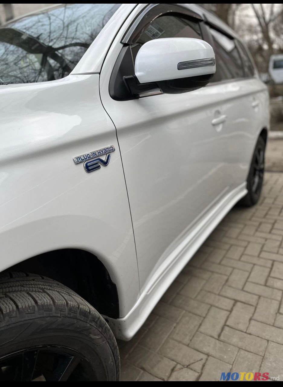 2014' Mitsubishi Outlander photo #2