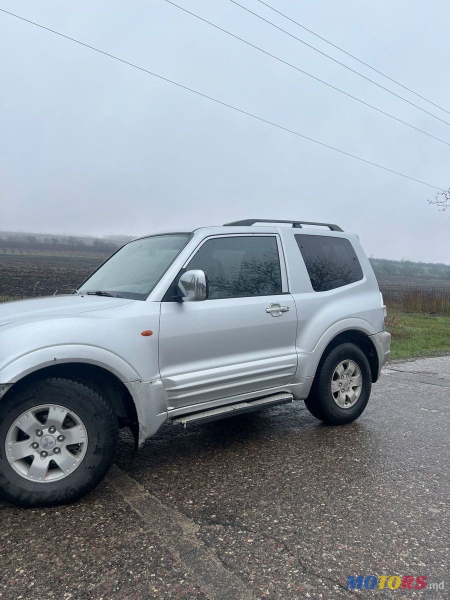 2001' Mitsubishi Pajero photo #1