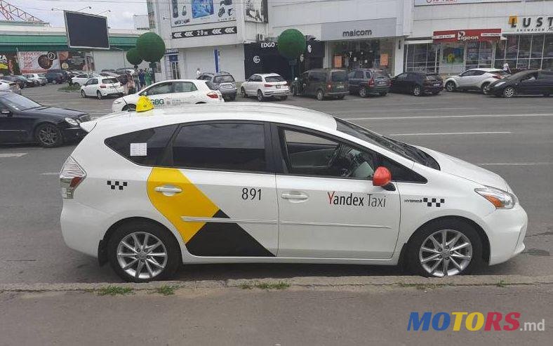 2013' Toyota Prius v photo #1