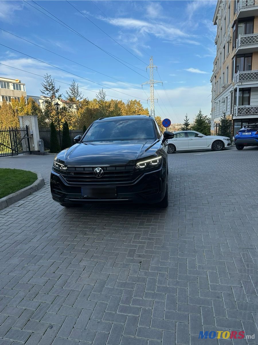 2022' Volkswagen Touareg photo #2