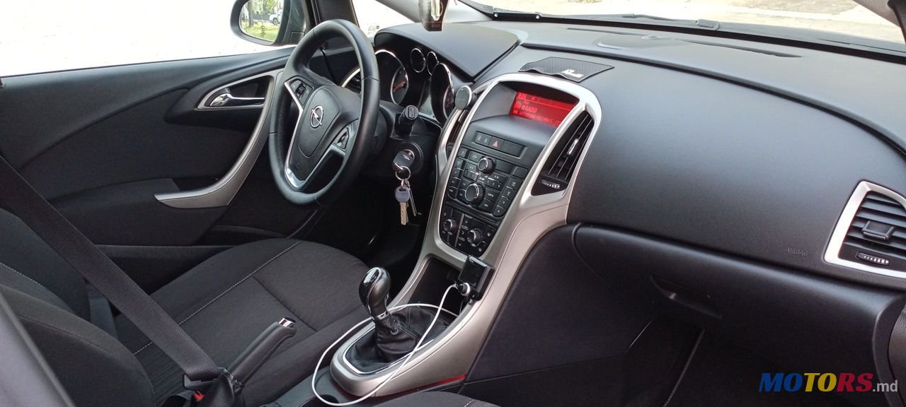 2011' Opel Astra photo #5