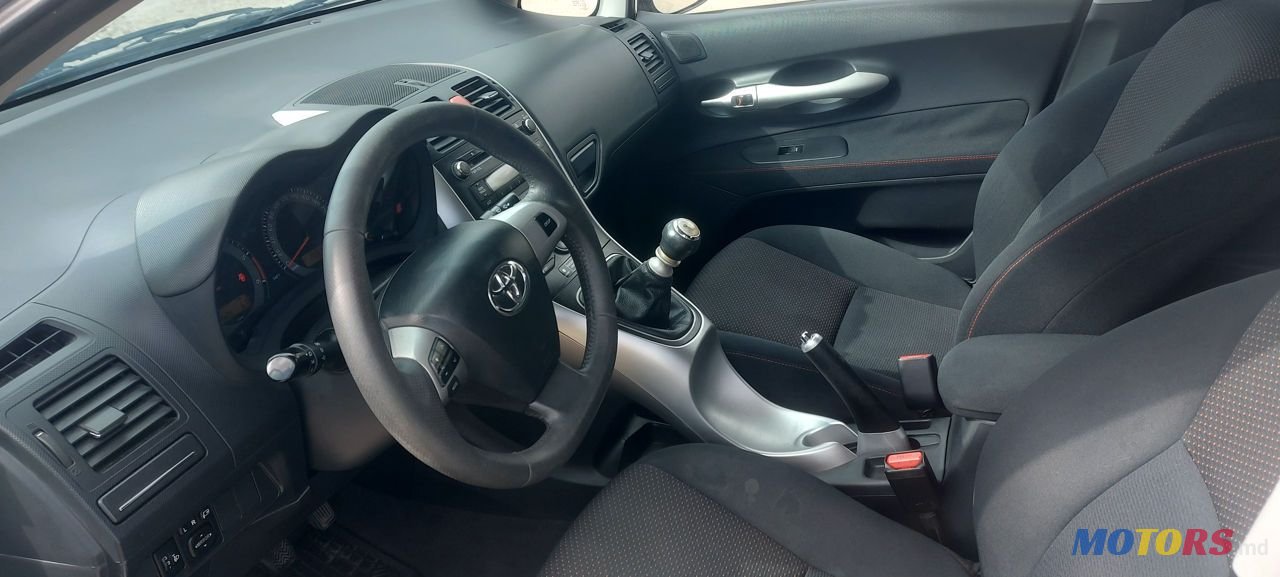 2011' Toyota Auris photo #2
