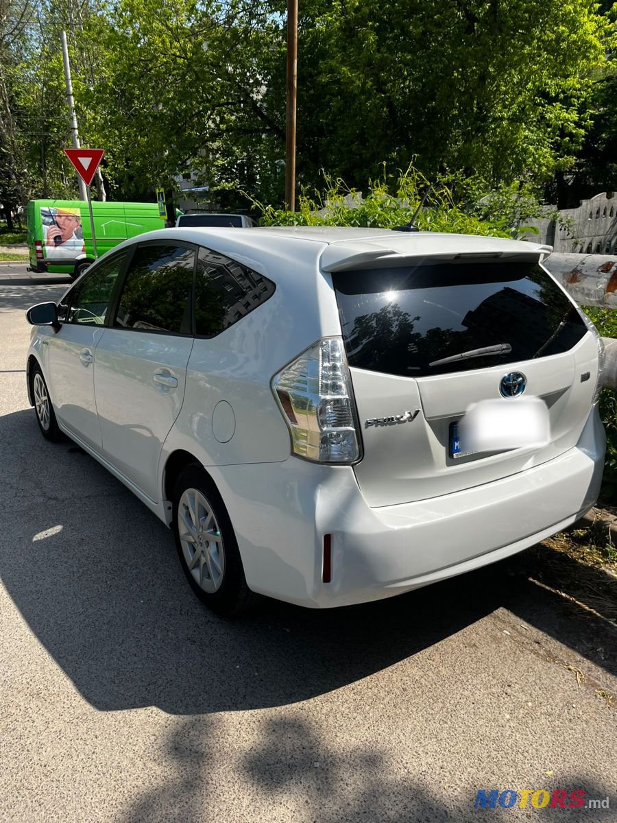 2012' Toyota Prius v photo #5