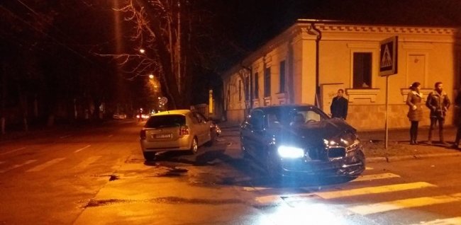 O tanara a ajuns la spital in stare grava dupa ce masina la volanul caruia se afla a intrat intr-un BMW pe o strada din centrul capitalei