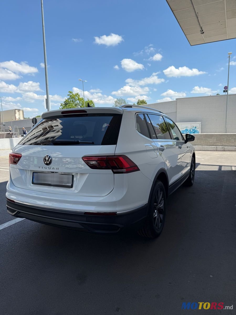 2022' Volkswagen Tiguan photo #4