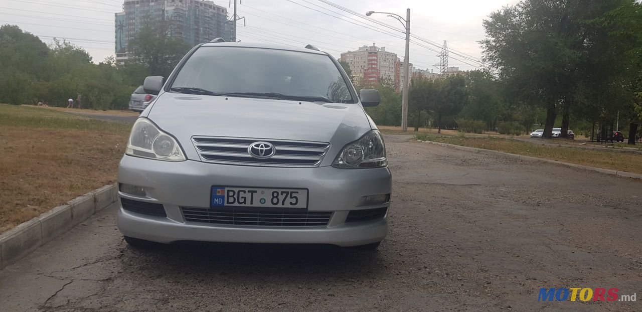 2005' Toyota Avensis Verso photo #2