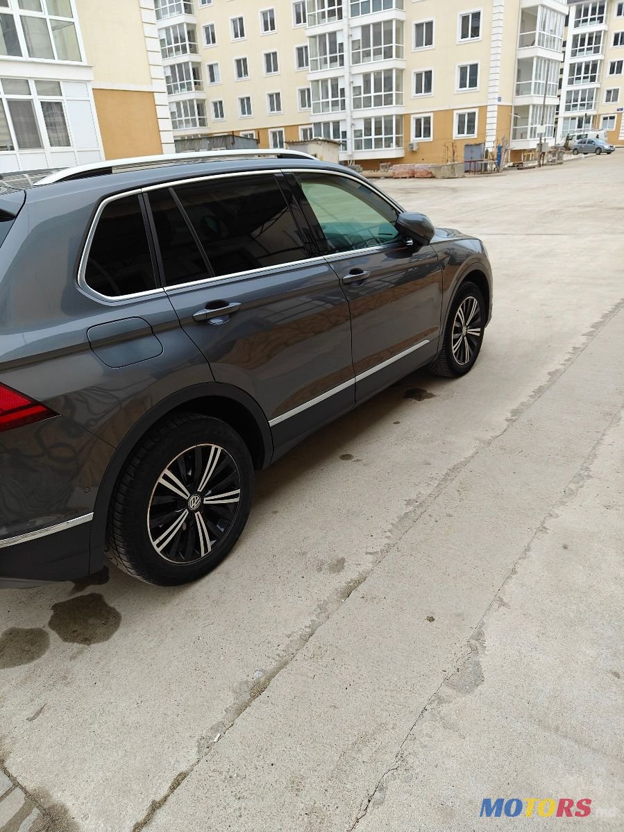 2018' Volkswagen Tiguan photo #2