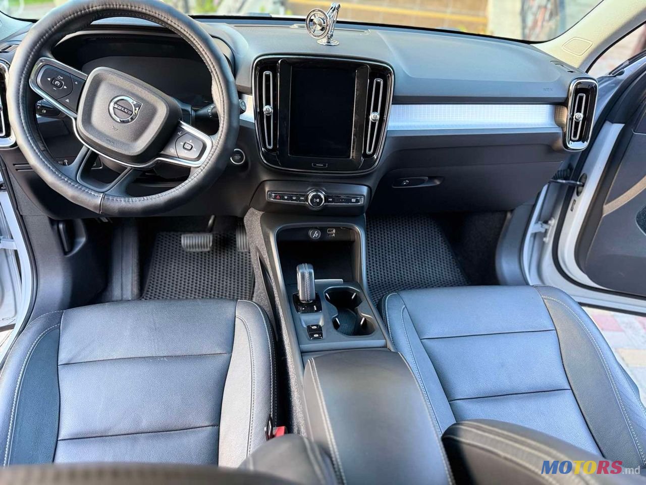 2020' Volvo XC40 photo #6