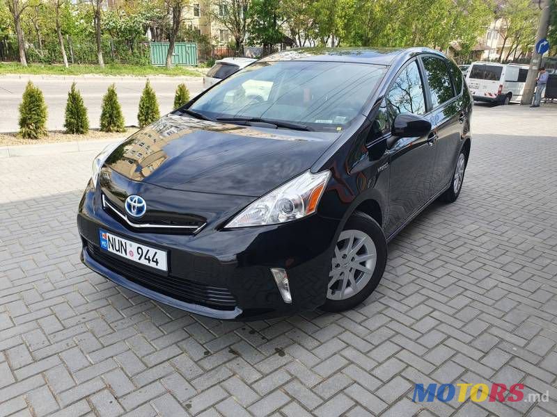 2015' Toyota Prius v photo #3