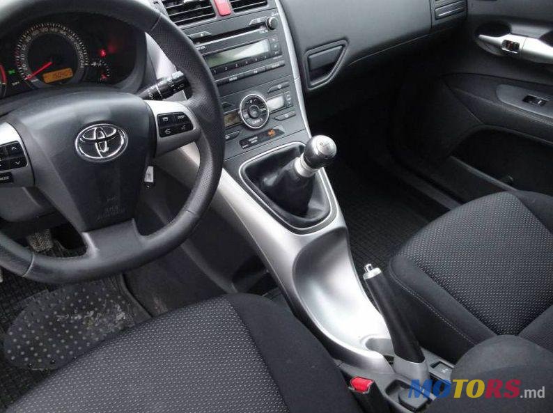 2011' Toyota Auris photo #4