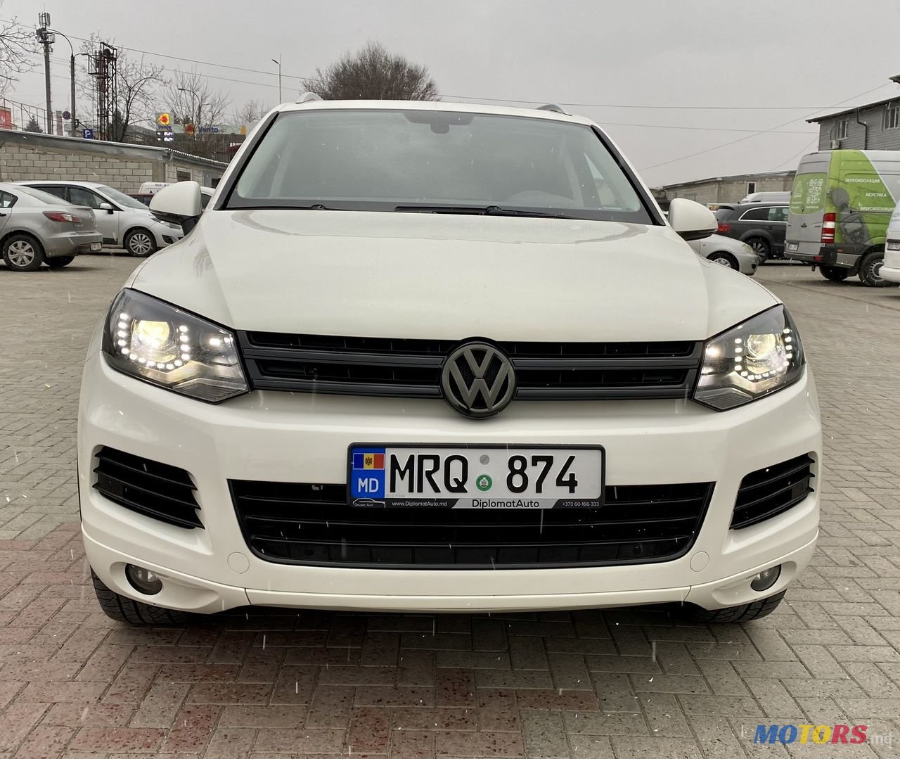 2011' Volkswagen Touareg photo #2