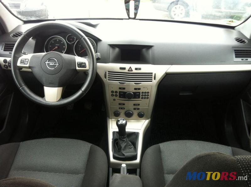 2008' Opel Astra photo #12