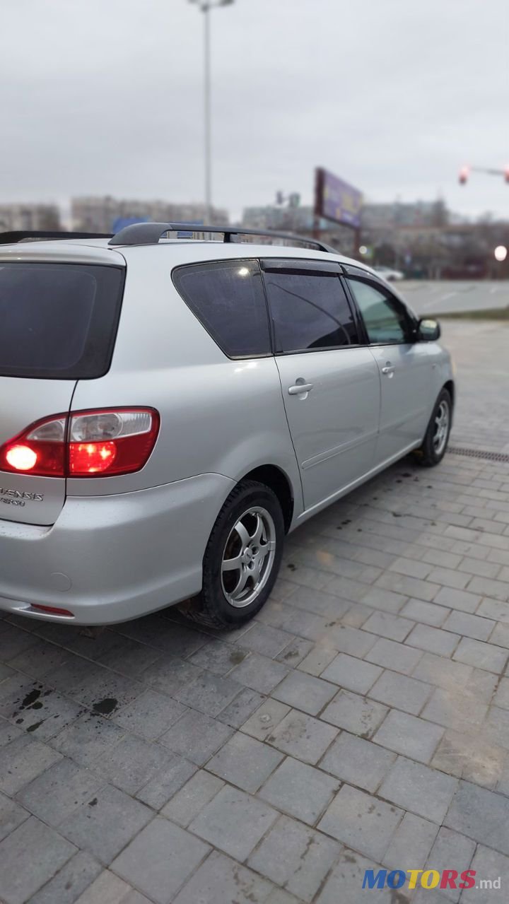 2004' Toyota Avensis Verso photo #3