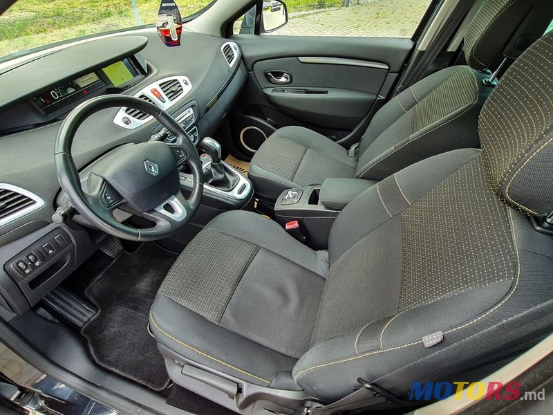 2010' Renault Scenic photo #6