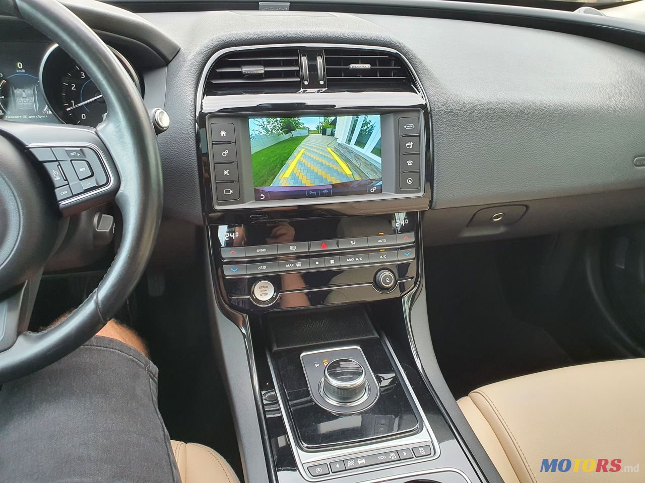 2017' Jaguar Xe photo #5