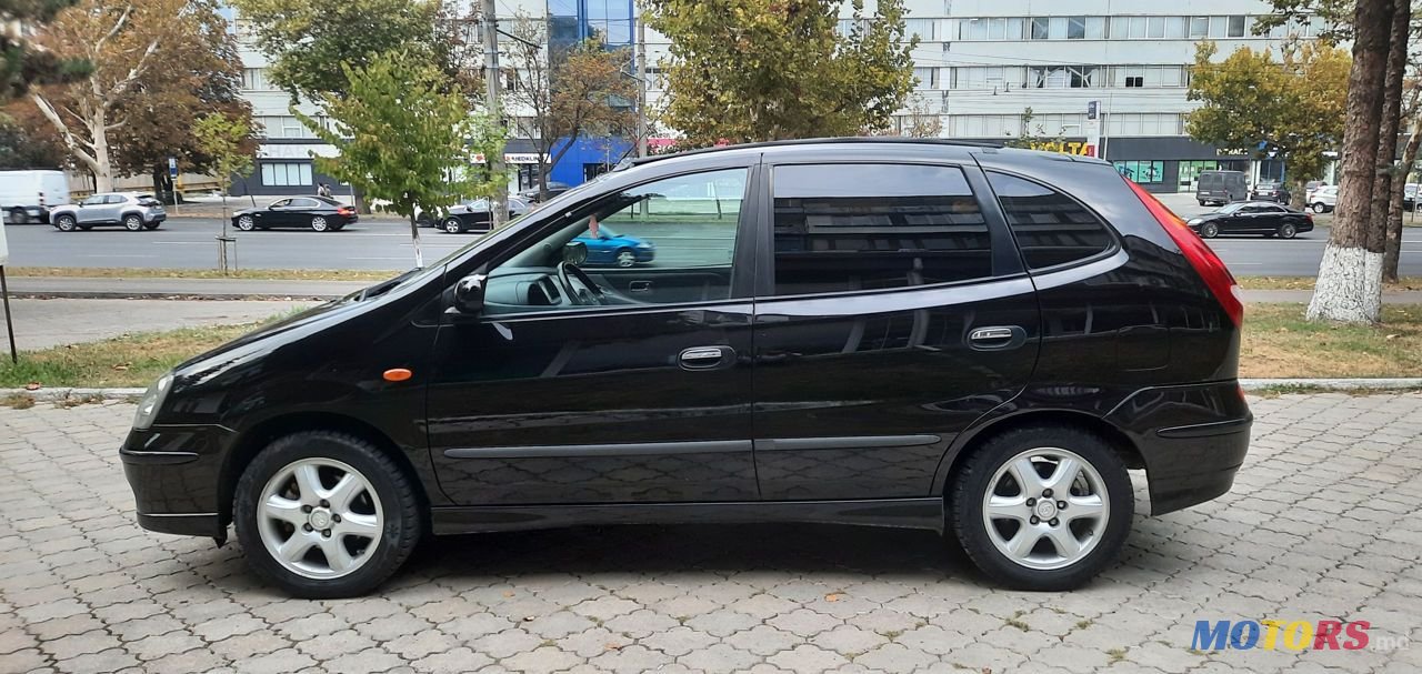 2004' Nissan Almera Tino photo #2