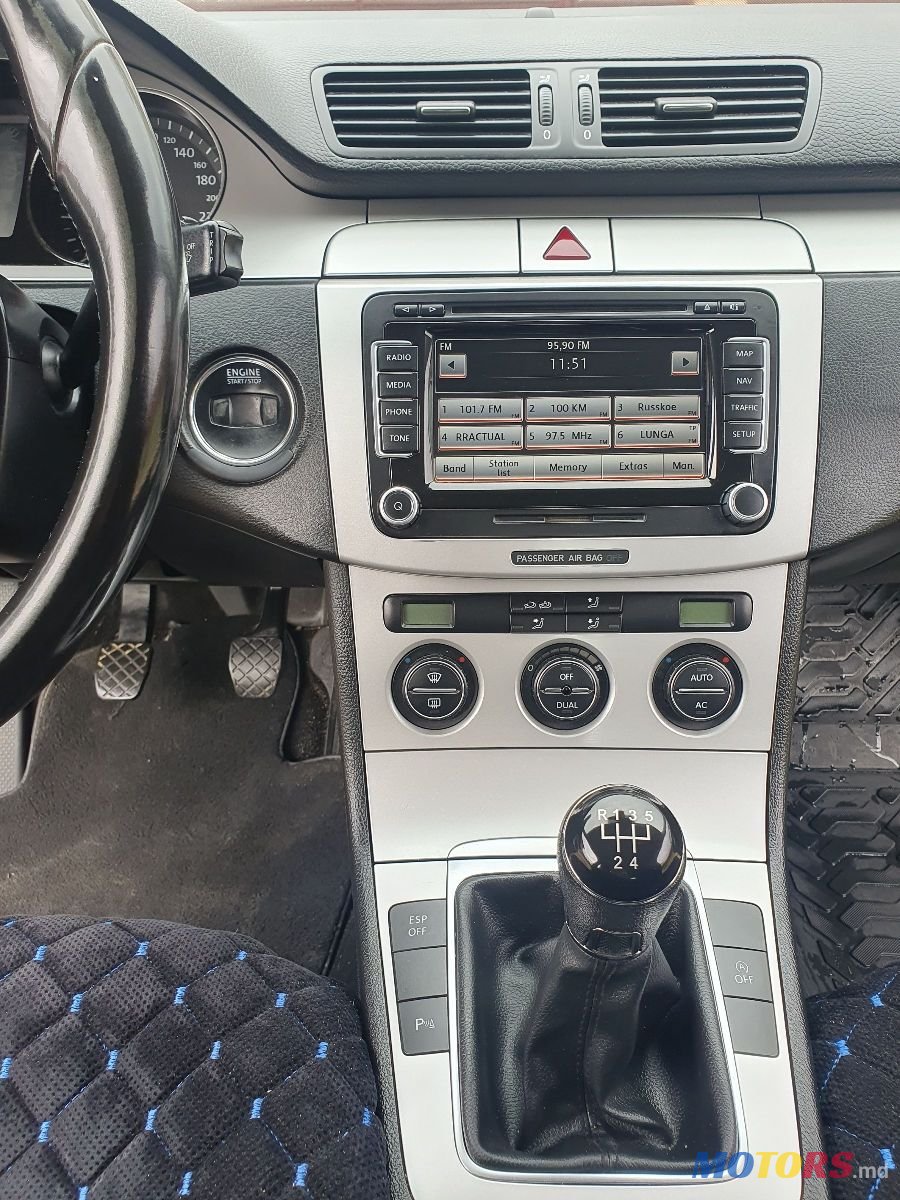 2009' Volkswagen Passat photo #5