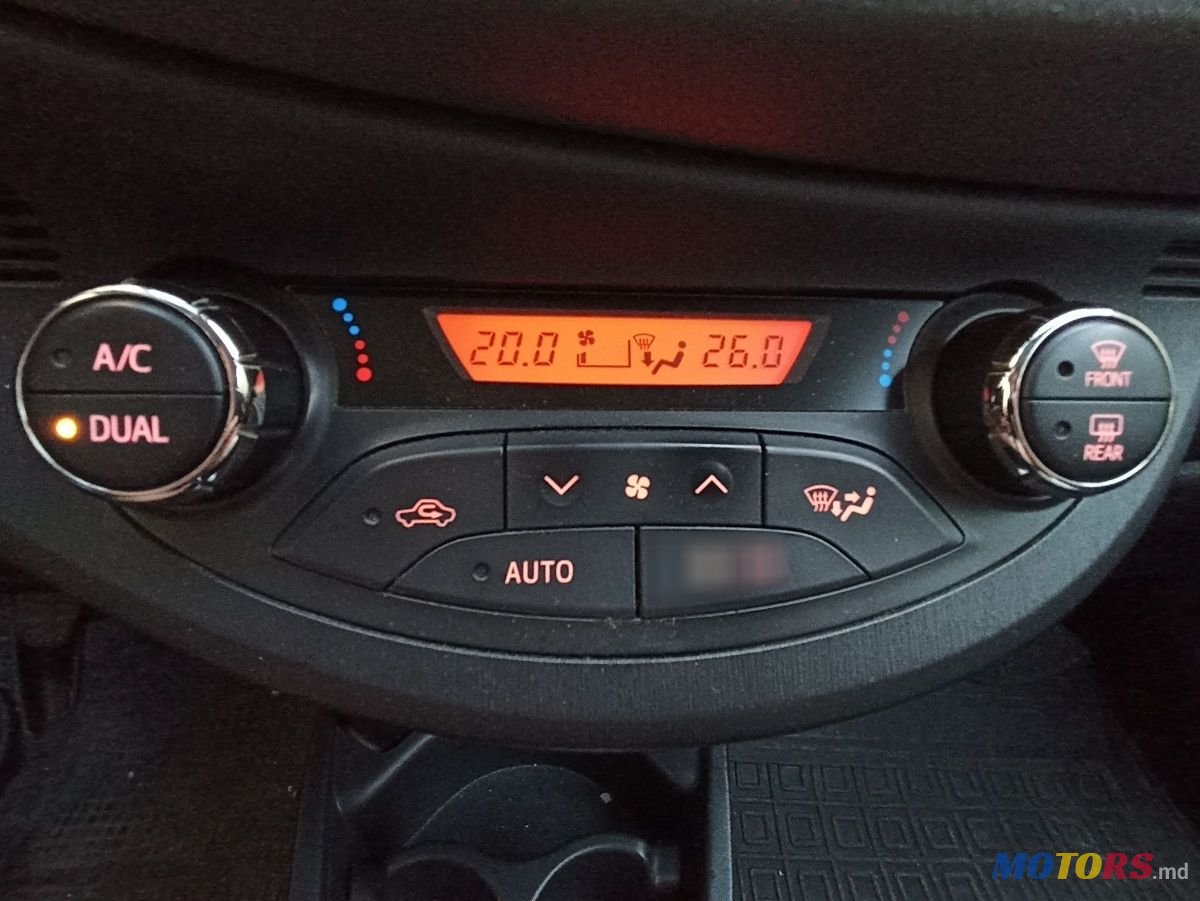 2012' Toyota Yaris photo #6