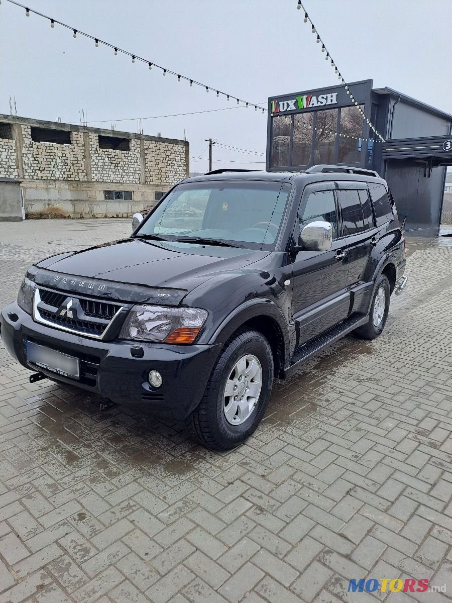 2006' Mitsubishi Pajero photo #1