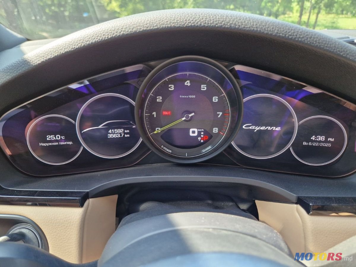 2019' Porsche Cayenne photo #3