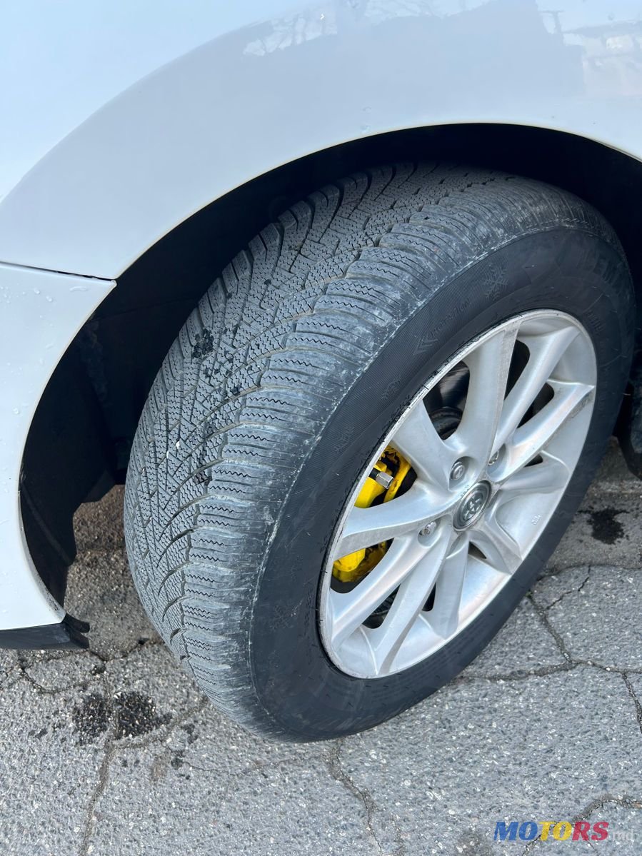 2008' Toyota Auris photo #6