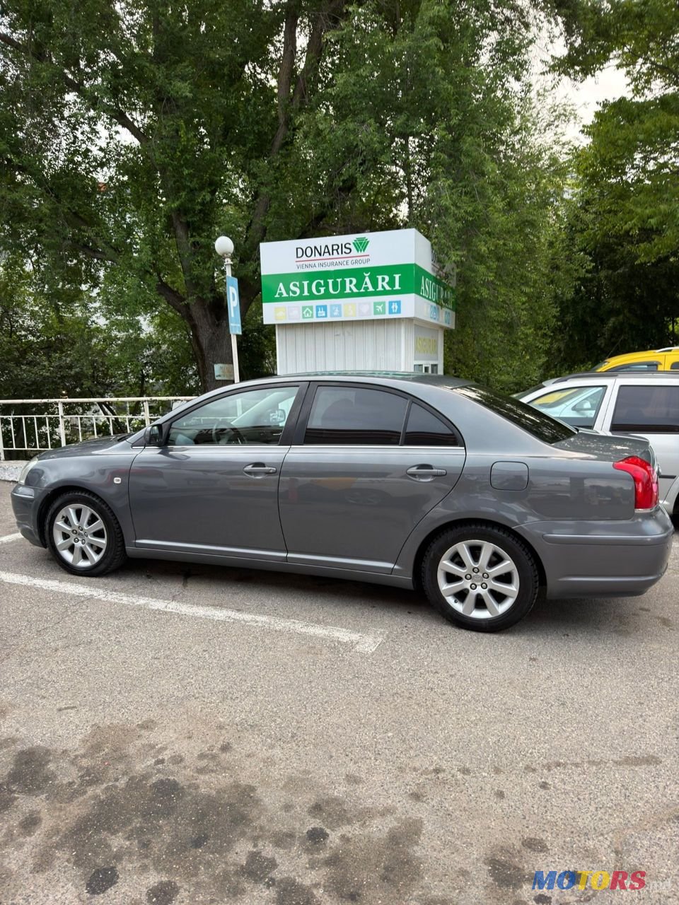 2004' Toyota Avensis photo #1