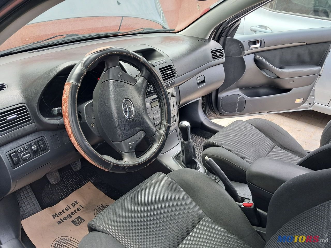 2003' Toyota Avensis photo #5