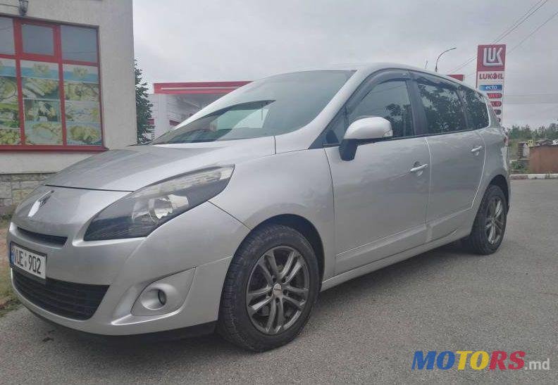 2010' Renault Grand Scenic photo #1