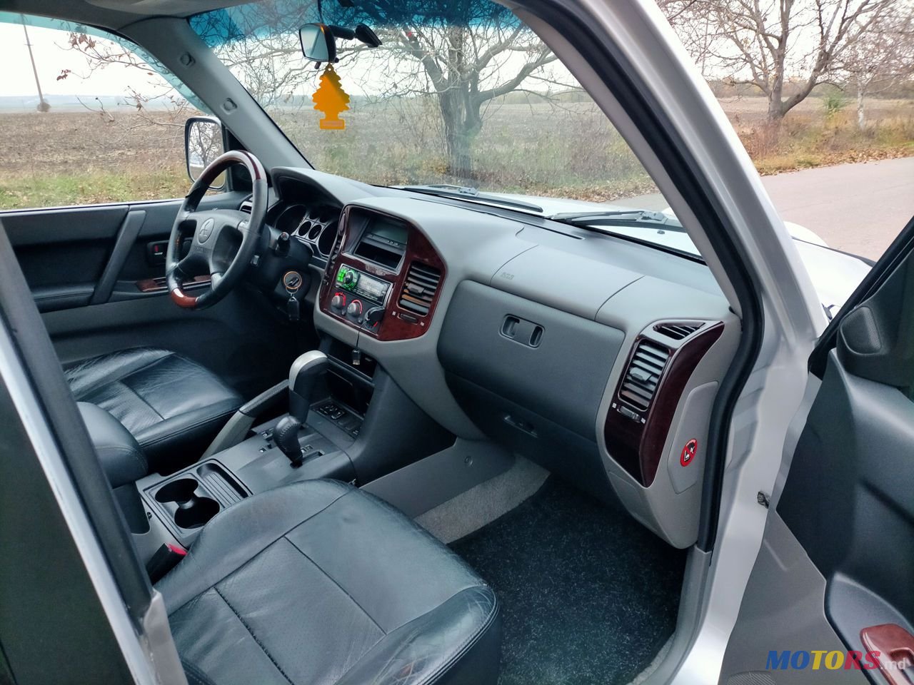 2001' Mitsubishi Pajero photo #5