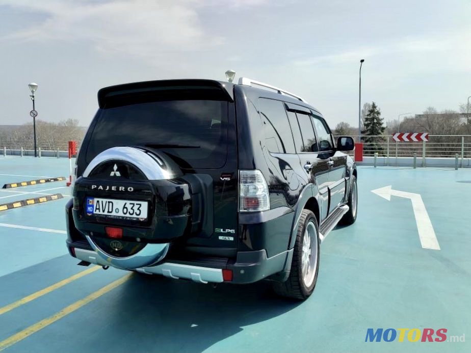 2008' Mitsubishi Pajero photo #3