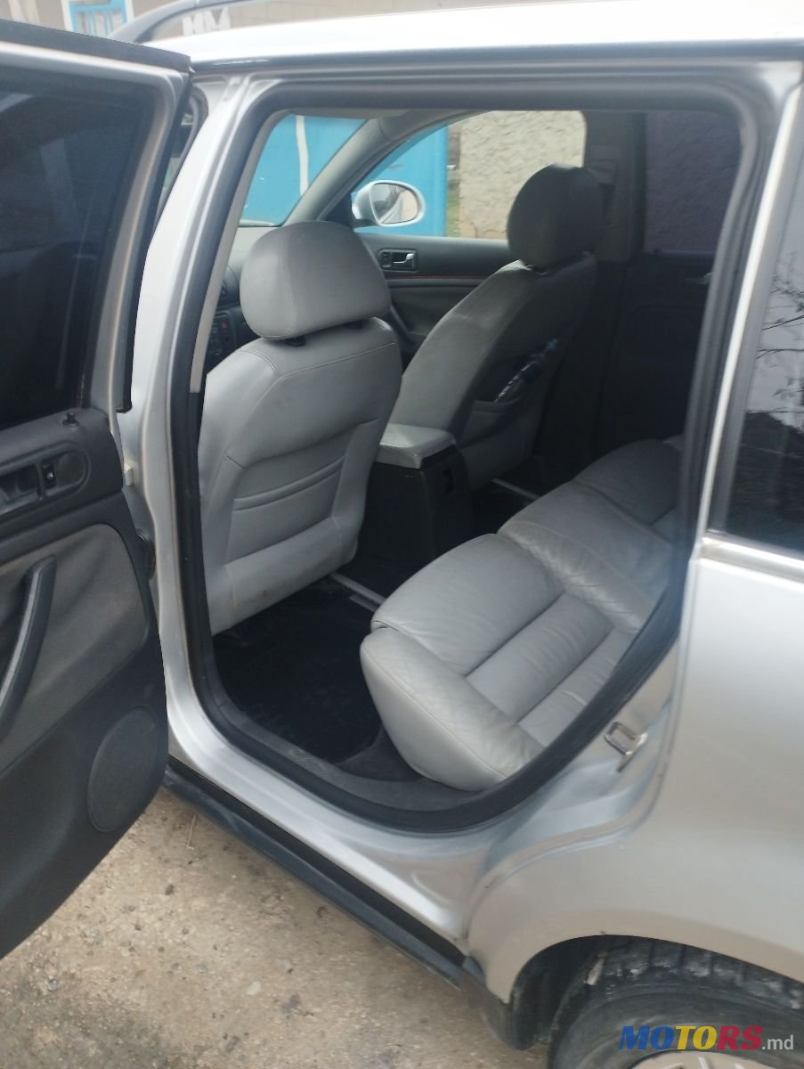 2004' Volkswagen Passat photo #2