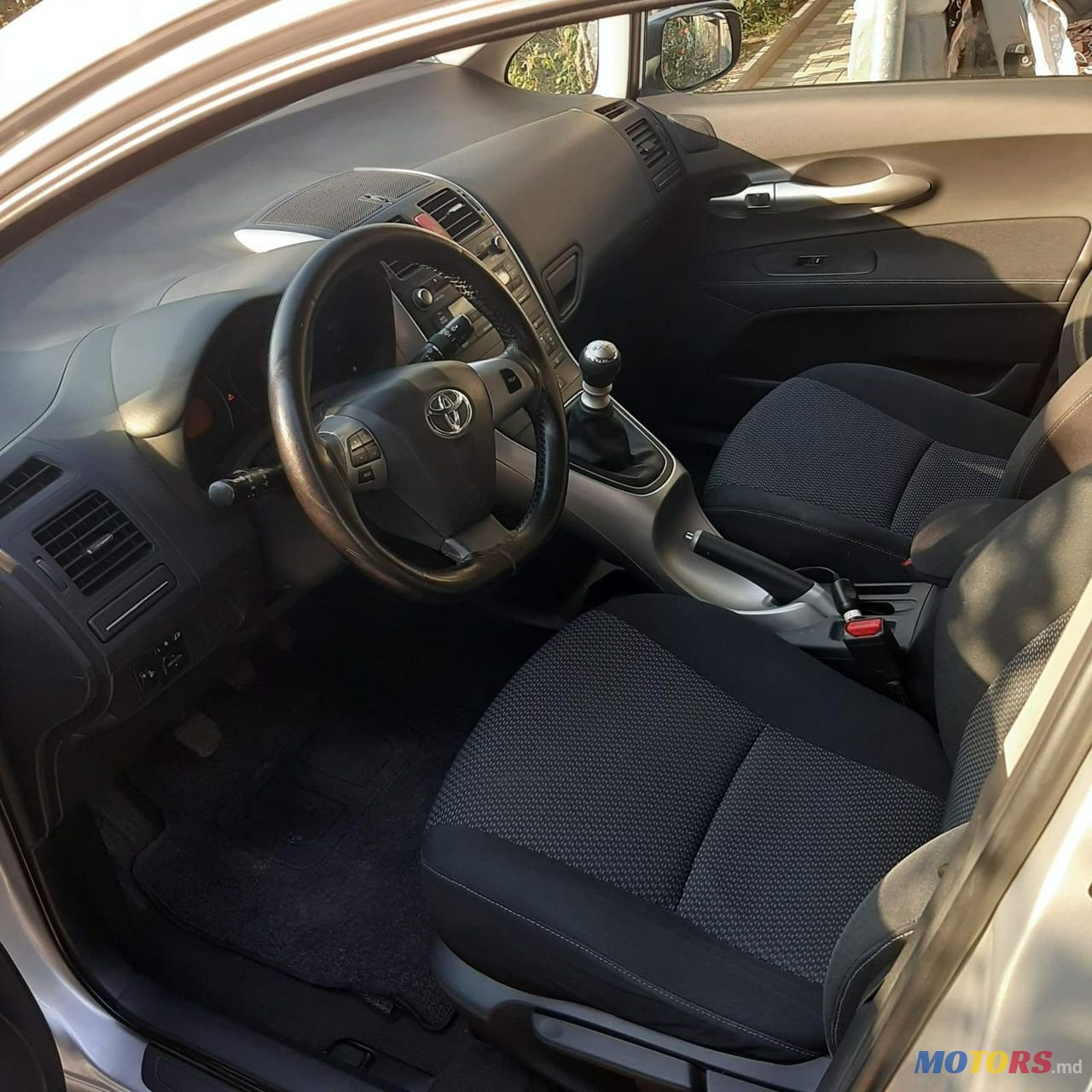 2011' Toyota Auris photo #2