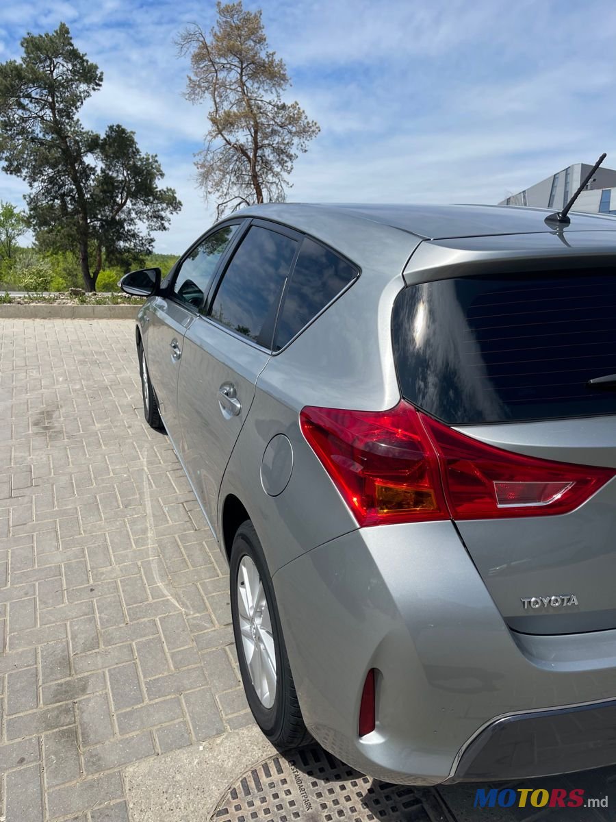 2013' Toyota Auris photo #3