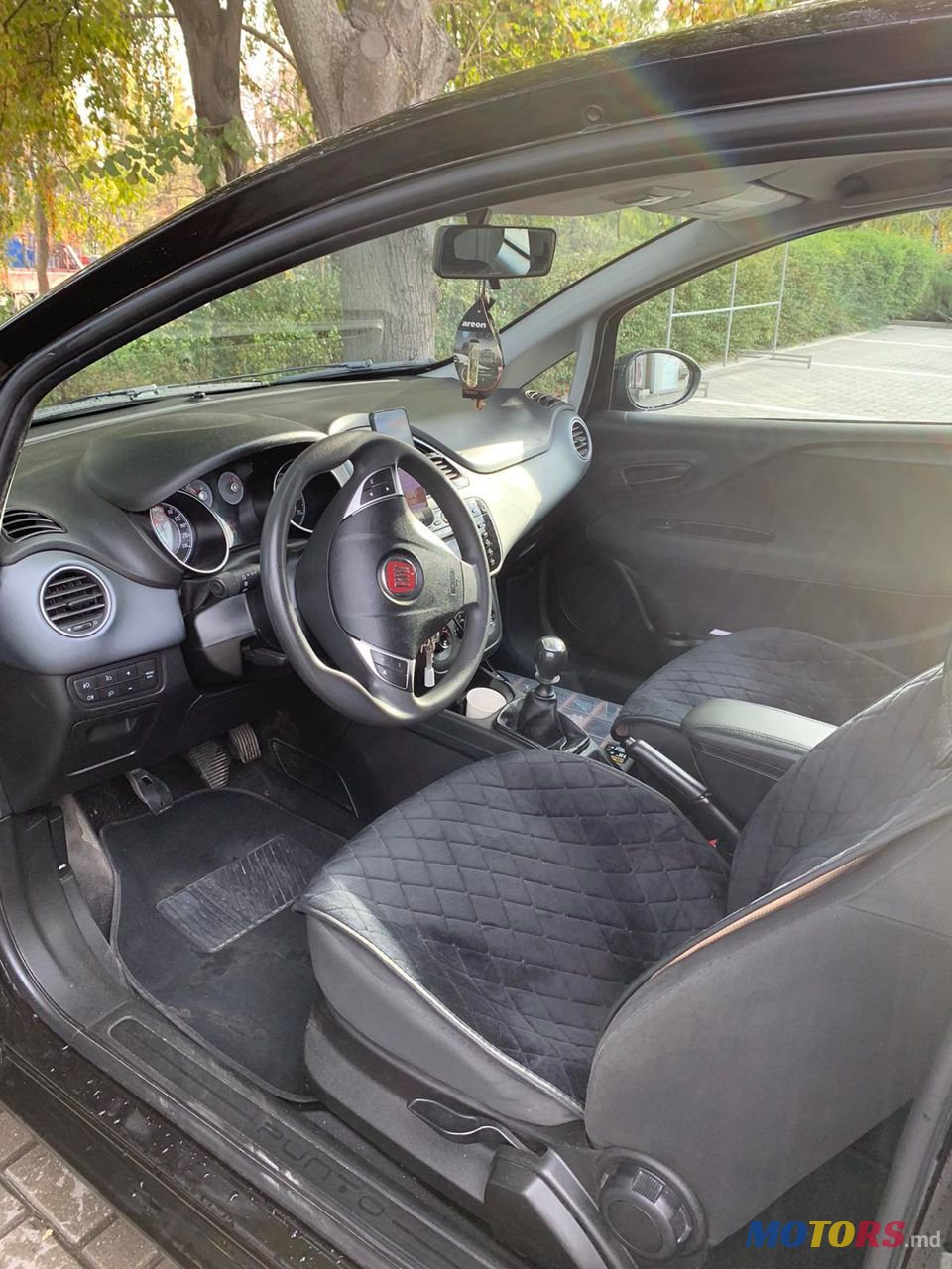 2011' Fiat Punto photo #4