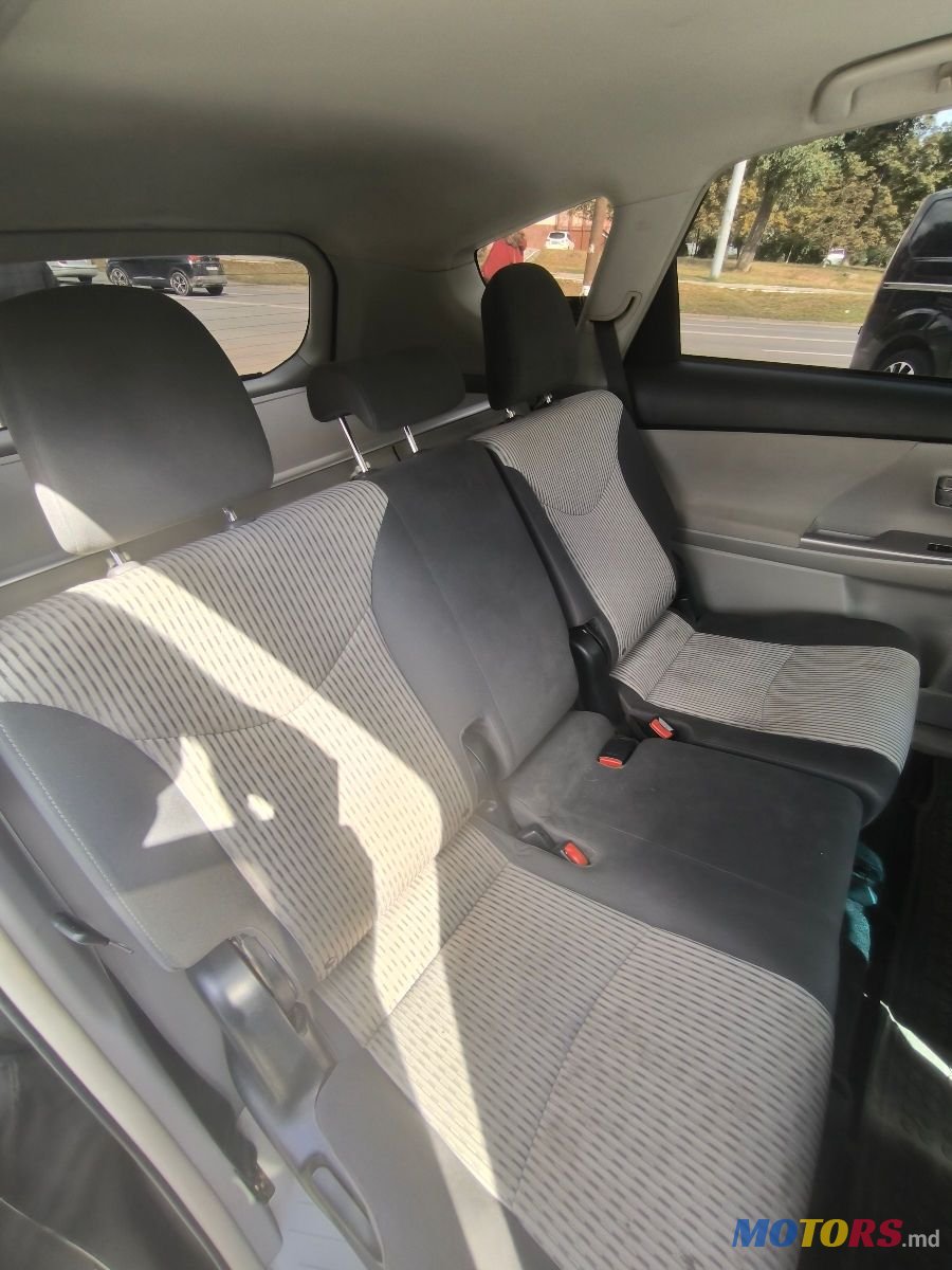 2016' Toyota Prius v photo #4