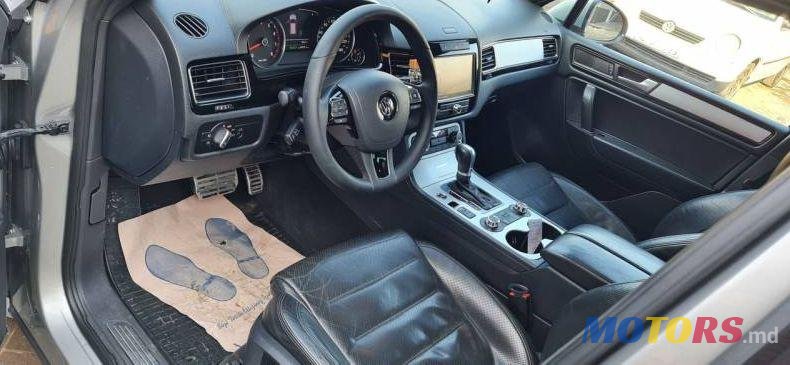 2012' Volkswagen Touareg photo #1