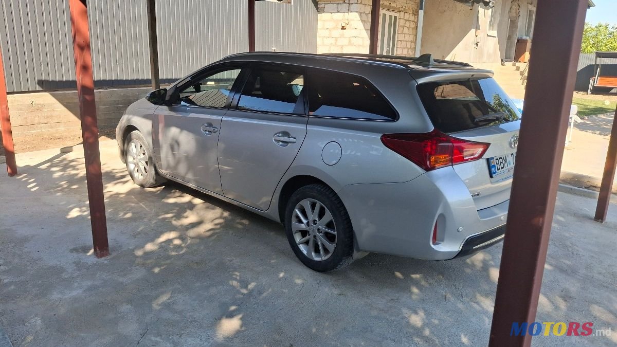 2013' Toyota Auris photo #5