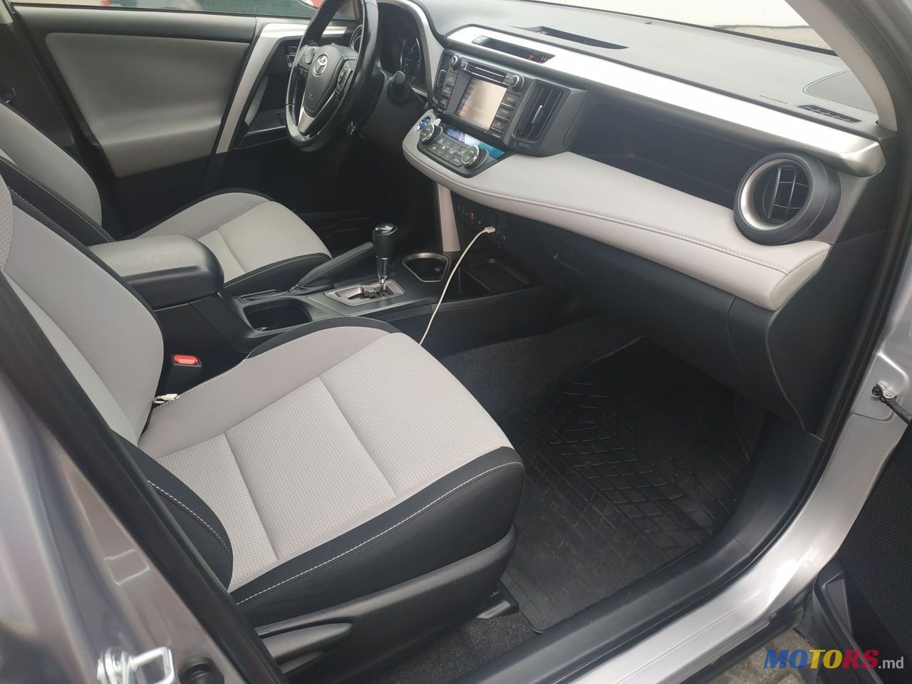 2017' Toyota RAV4 photo #6