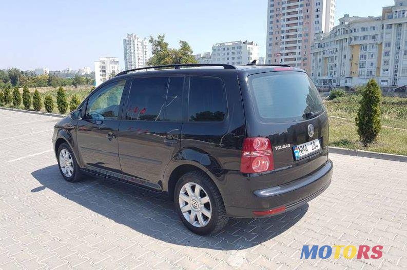 2009' Volkswagen Touran photo #1