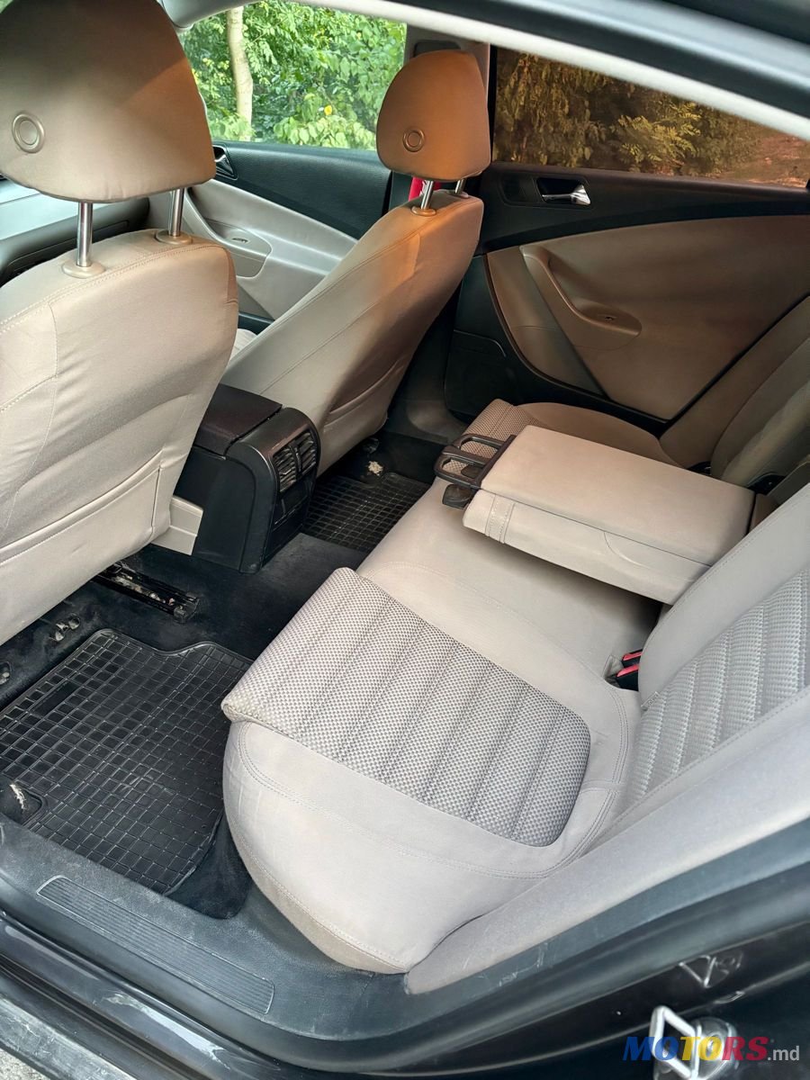 2008' Volkswagen Passat photo #6