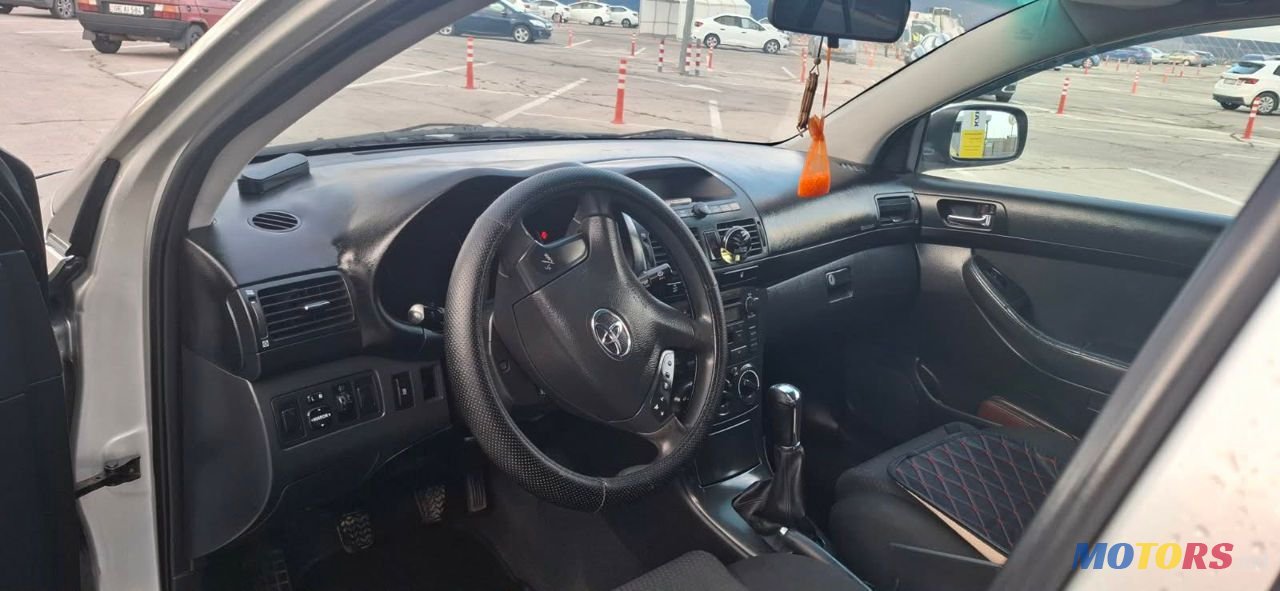 2005' Toyota Avensis photo #6