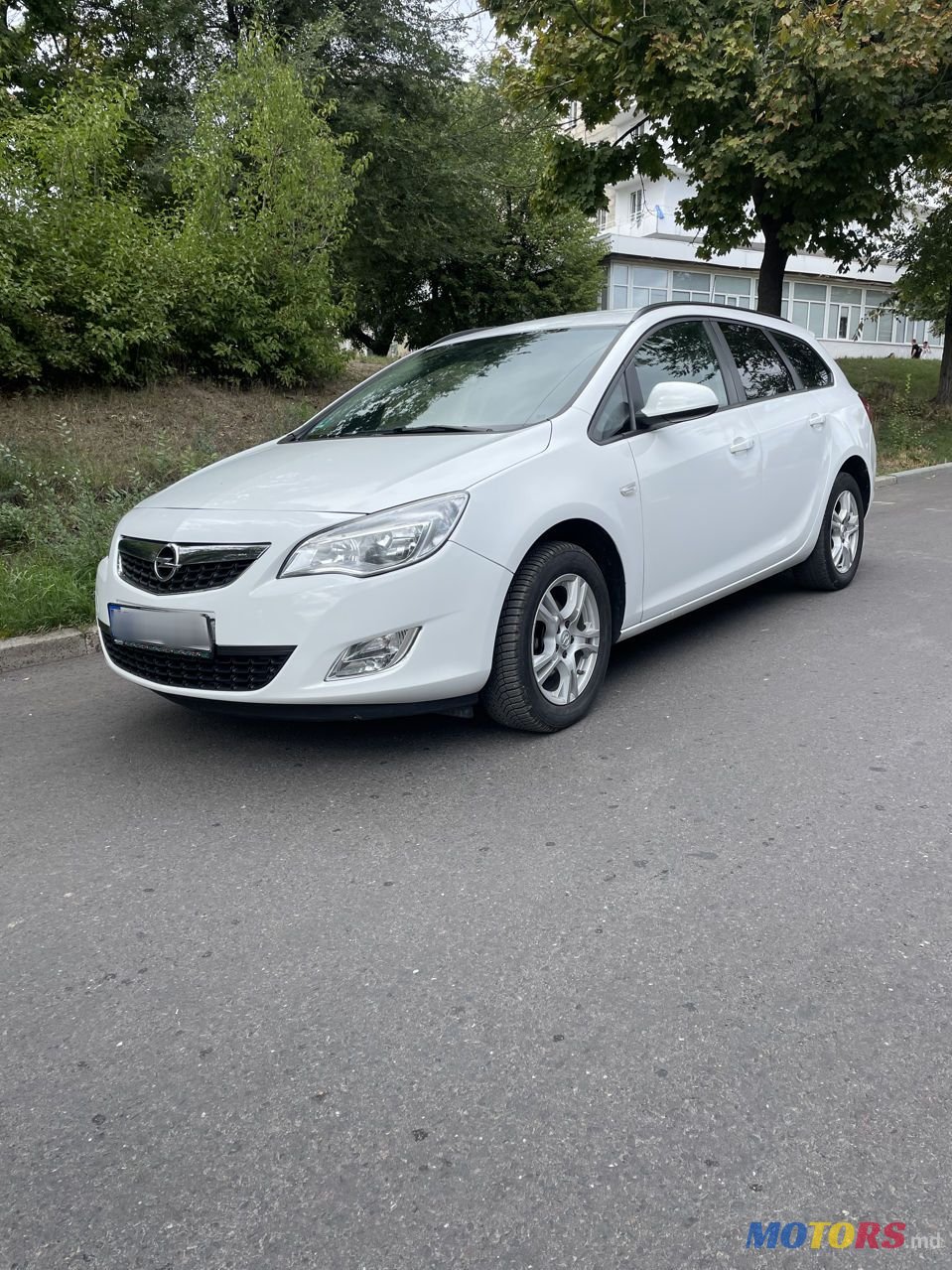 2012' Opel Astra photo #2