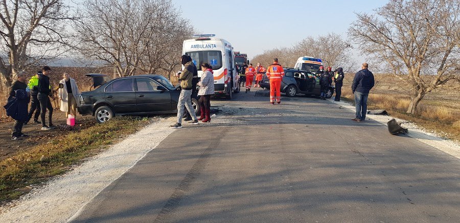 Accidente grave în raionul Sîngerei: un TIR răsturnat pe un drum aflat în reparaţie şi un impact după control pierdut într-o curbă