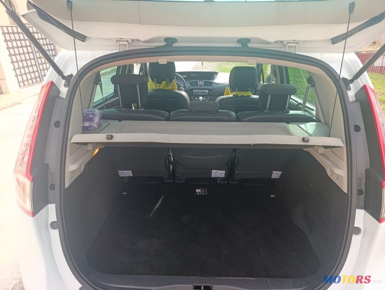 2011' Renault Scenic photo #6