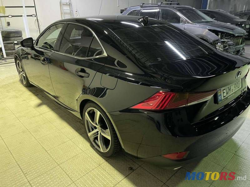 2017' Lexus IS photo #3