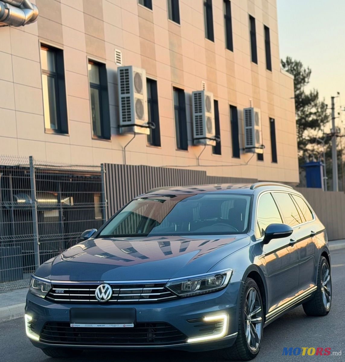 2015' Volkswagen Passat photo #2