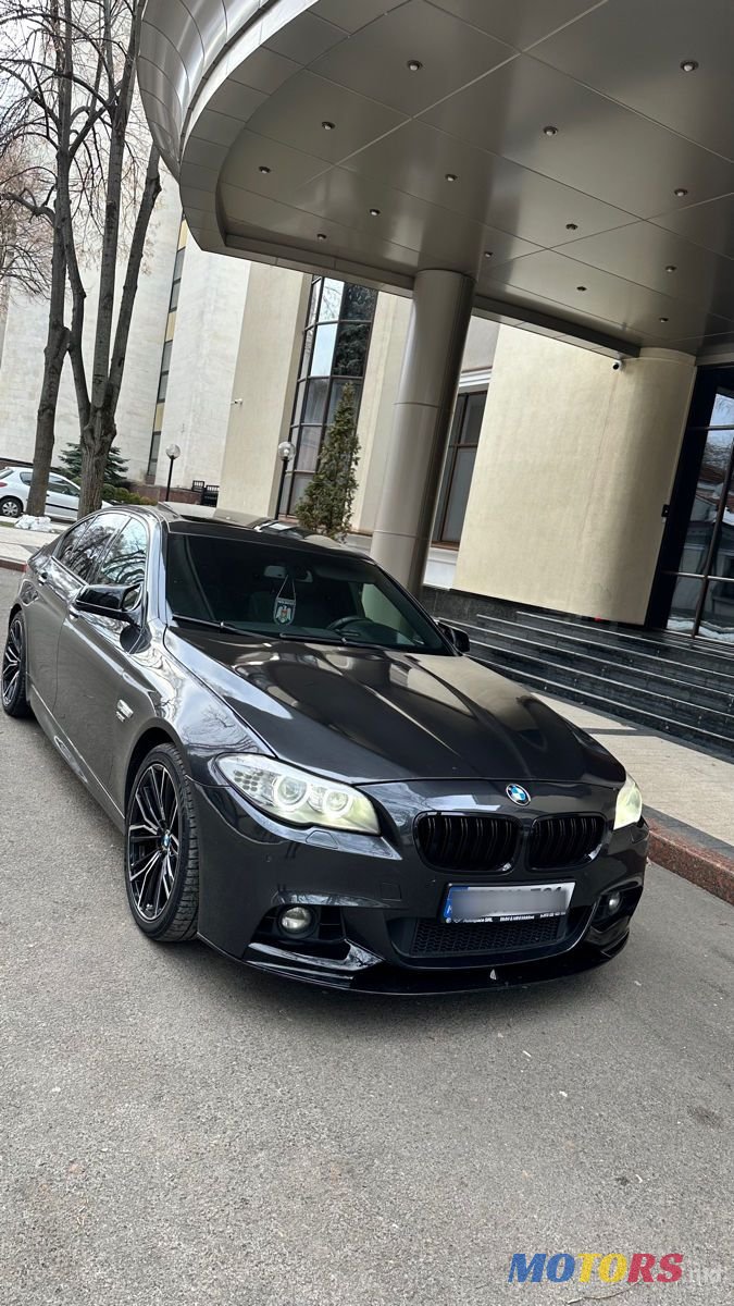 2011' BMW 5 Series photo #1