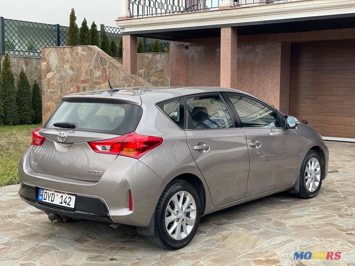 2012' Toyota Auris photo #4