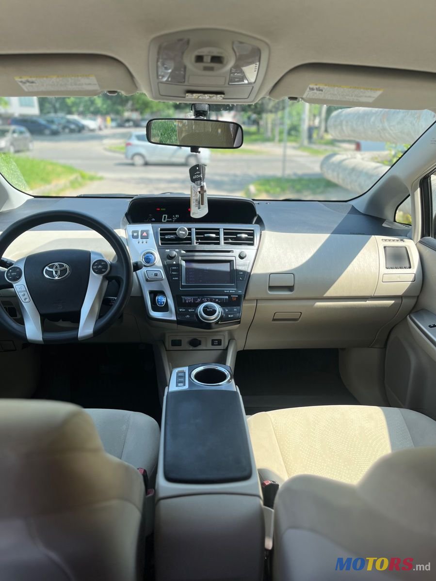 2012' Toyota Prius v photo #6